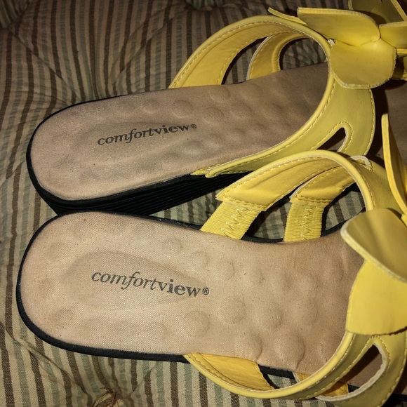Yellow leather flower sandals - Picture 4 of 5